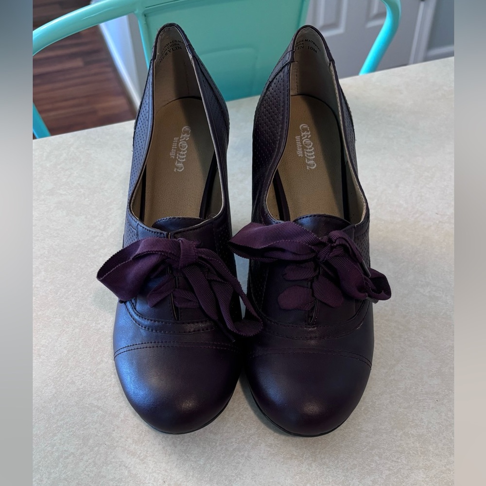 Crown Vintage Cherylin Laced Pumps - size 10